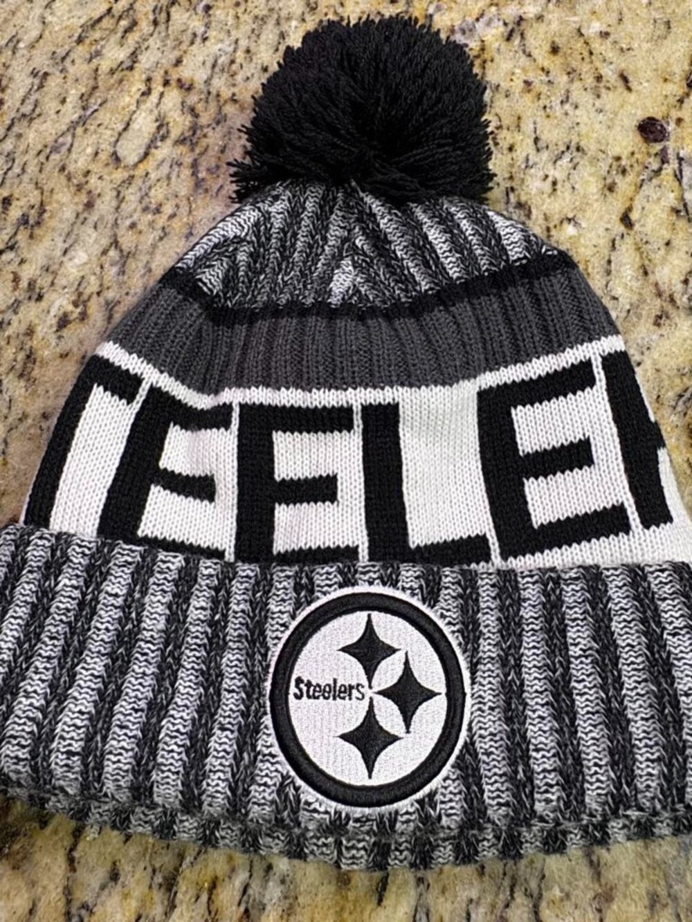 New Era Pittsburgh Steelers knit pom beanie STEELERS embroidered logo and patch